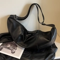 Bolso bandolera grande de media luna en cuero negro con borla y correa ajustable - Negro