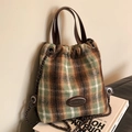 Vintage-Rucksack aus kariertem Tweed mit Lederriemen und Metallkettendetails - Grün