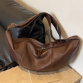 Bolso bandolera de media luna marrón oscuro en ecocuero texturizado con correa - café