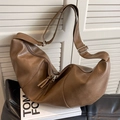 Bolso bandolera medialuna café oscuro grande con correa ajustable y textura de cuero - Arena