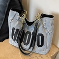 Bolso tote de lona paisley azul claro con letras HOO de cuero y cadena dorada - Azul claro