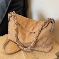 Grande borsa hobo in pelle trapuntata kaki con texture vintage e tracolla a catena - Cachi
