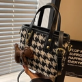 Sac seau à motif pied-de-poule noir et blanc avec poignée en cuir et pendentif de chien - Avec Pendentif / Noir