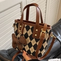 Sac seau rétro à motif losanges noir et beige avec un charmant pendentif chien - Avec Pendentif / Losange Brun