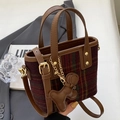 Sac cabas en laine à carreaux marron avec anses en cuir et charm ours en variante - Avec Pendentif / Carreaux Rouges