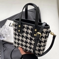 Modieuze pied-de-poule crossbody emmertas met zwart leren bies en gouden beslag - Zonder Hanger / Zwart