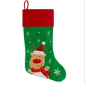 Calcetín navideño verde con motivo de reno, borde rojo y detalles de copos bordados - Estilo Reno (ML-O1551B)
