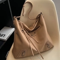Bolso tote grande marrón caramelo con borlas de estilo motero y detalles de remaches - Caqui