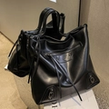 Bolso tote de cuero negro con remaches plateados y borlas en diseño chic minimalista - Negro