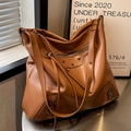 Bolso hobo grande marrón con tachuelas vintage y detalles de borlas en piel mate - Marrón
