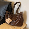 Dunkelbraune Retro PU-Leder Hobo-Tasche mit breitem Gurt und süßem Stern-Anhänger - Kaffeebraun
