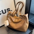 Vintage Hobo-Tasche aus Kunstleder in Karamellbraun mit süßem Teddy-Anhänger - Braun