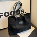 Schwarze Tote-Tasche mit geprägter Herztextur und doppelten Schultergurten - Schwarz