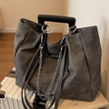 Bolso tote grande minimalista en gris oscuro con anillo plateado y cadena fina - Marrón Oscuro