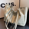 Bolso tote minimalista verde salvia en cuero sintético con cadena de cuentas negras - Blanco Roto