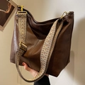 Borsa tote in pelle marrone scuro con ampia tracolla in tessuto dallo stile vintage - Sabbia