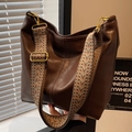 Grande borsa hobo marrone scuro in pelle con tracolla tessuta in stile etnico - Marrone