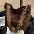 Secchiello retrò marrone scuro in ecopelle con ampia tracolla jacquard a motivi geometrici - Marrone