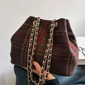 Schultertasche im britischen Karomuster mit rot-grünem Tartan und goldener Kette - Braun