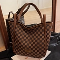 Borsa tote a scacchi marroni con spalline larghe ed elegante etichetta fashion - caffè