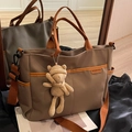 Sac fourre-tout marron en nylon avec poignées en cuir, sangle et joli pendentif d'ours - Avec Pendentif / Marron