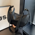 Borsa a spalla a mezzaluna nera in pelle martellata con spalline e dettagli dorati - Nero