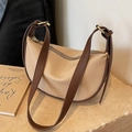Borsa a tracolla a mezzaluna beige e marrone in pelle con trama a grana litchi - Cachi