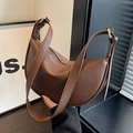 Borsa a tracolla marrone scuro a mezzaluna con trama a grana e tracolla larga - Marrone