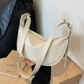 Borsa hobo bianco crema a grana litchi con fibbia in metallo dorato regolabile - Bianco Sporco