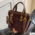 Mini borsa tote in lana a quadri bordeaux con ciondolo a forma di cane in pelle - caffè