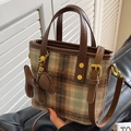 Borsa a secchiello in tweed a quadretti marroni con tracolla e ciondolo a coniglio - Verde