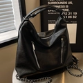 Große schwarze Hobo-Tasche mit silbernen Reißverschlüssen und Kettenriemen für Damen - Schwarz