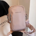 Borsa a tracolla rosa in ecopelle con ampia tracolla in tessuto e ciondolo a trifoglio - Rosa