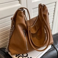Große braune Shopper-Tasche aus PU-Leder mit silberner Kette und Reißverschlussdetails - Braun