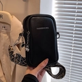 Mini borsa porta cellulare nera in pelle martellata con tracolla larga e ciondolo a trifoglio - Nero