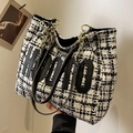 Bolso tote de tweed blanco y negro con parche HOME y correas de cadena dorada - Blanco Roto
