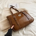 Braune Vintage-Tote-Bag aus Kunstleder mit silbernem Drehverschluss und Zierschnallen - Braun