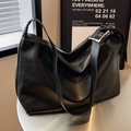 Bolso tote grande de cuero sintético negro con hebilla plateada y correa ajustable - Negro