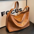 Bolso hobo marrón de gran capacidad en cuero con patrón lichi y correa ancha - Marrón