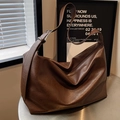 Bolso tote grande vintage de cuero marrón oscuro con hebilla plateada y correa ancha - café