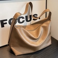 Bolso hobo vintage marrón de cuero sintético con hebilla ajustable y diseño espacioso - Arena