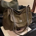Olive green large capacity leather tote bag with silver chain strap and metal clasp detail - Green