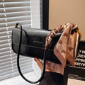 Sac baguette rétro en cuir noir avec foulard en soie pied-de-poule élégant sur la poignée - Noir