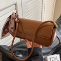 Sac baguette en cuir verni marron avec logo embossé et foulard en soie décoratif à cœurs - Marron