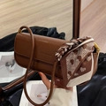 Sac baguette rectangulaire marron en similicuir avec ruban décoratif pied-de-poule - café