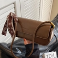 Sac baguette en cuir marron foncé avec détail décoratif en foulard de soie pied-de-poule - Sable