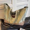 Grande borsa tote in nylon verde e pelle scamosciata marrone con logo nvc su sedia nera - Colore a Contrasto Lettera (nvc) / Verde