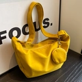 Chique gele halvemaanvormige canvas schoudertas met een bijpassende ronde kleine etui - Geel