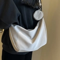 Sac hobo gris clair forme dumpling avec petit porte-monnaie rond, texture mate - Gris