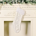 Witte kabelgebreide kerstsok met pluchen boord en ophanglus voor feestelijke decoratie in huis - Wit